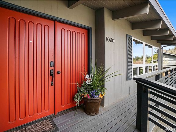 Double front door has a dramatic effect!