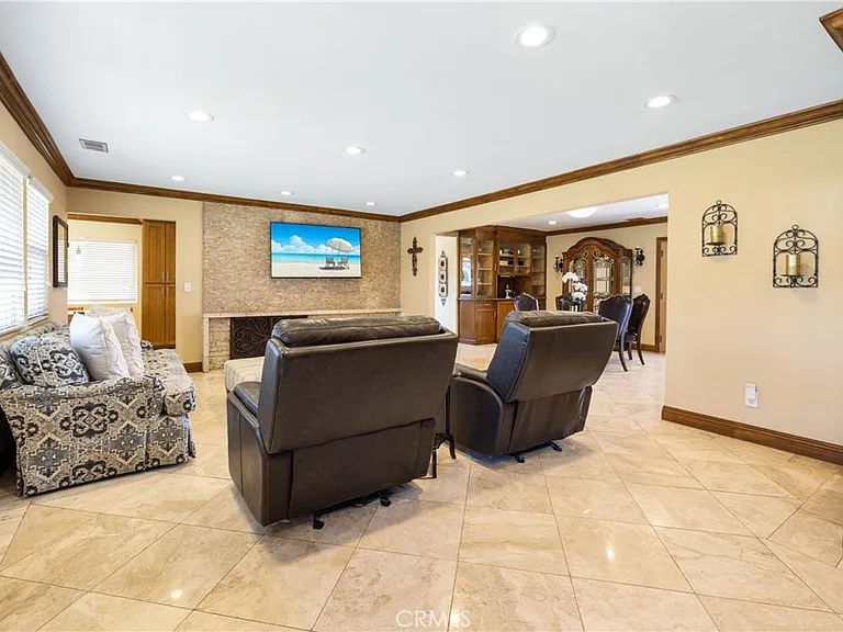 401 Holmwood Dr — Photo 3