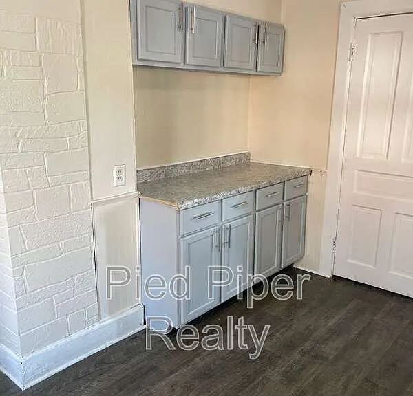 320 W Clark St — Photo 8