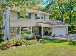 W275N1046 Wildwood Ln, Waukesha, WI 53188