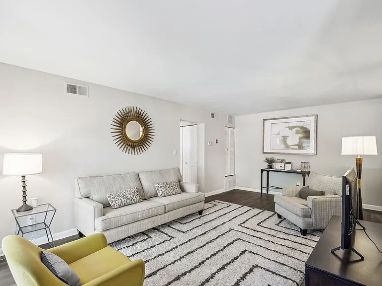 Woodshire Apartments — Photo 7