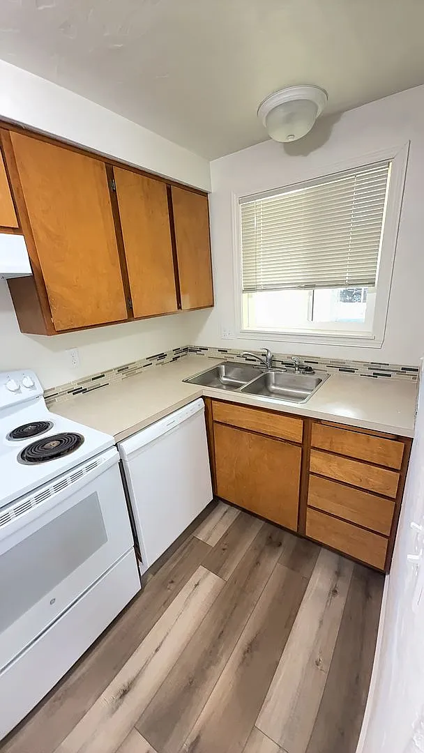 2 Bed, 1.5 Bath Condo in The W. Eugene Neighborhood! Apply Now! — Photo 4