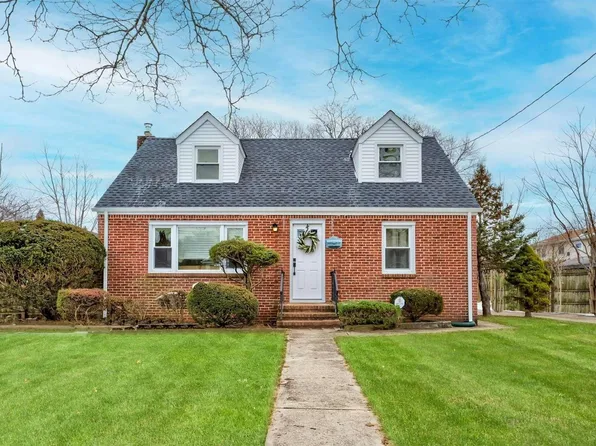 97 Nelson Street, Farmingdale, NY 11735