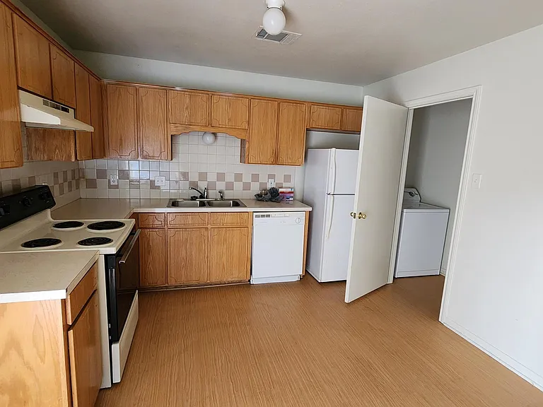 2810 Cantabrian Dr #B — Photo 3