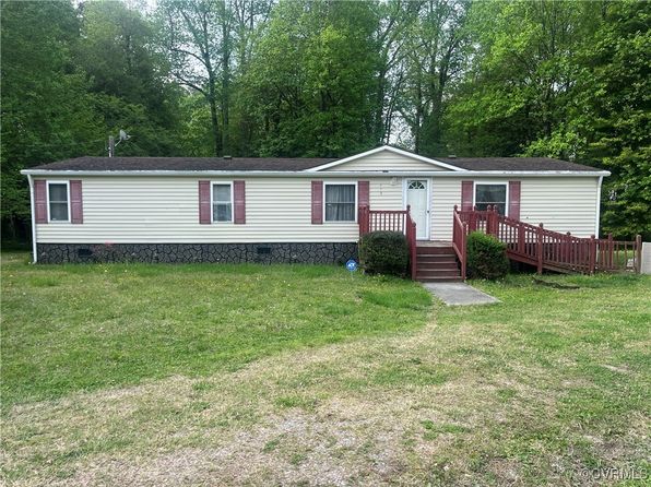 202 Savedge Ave, Wakefield, VA 23888
