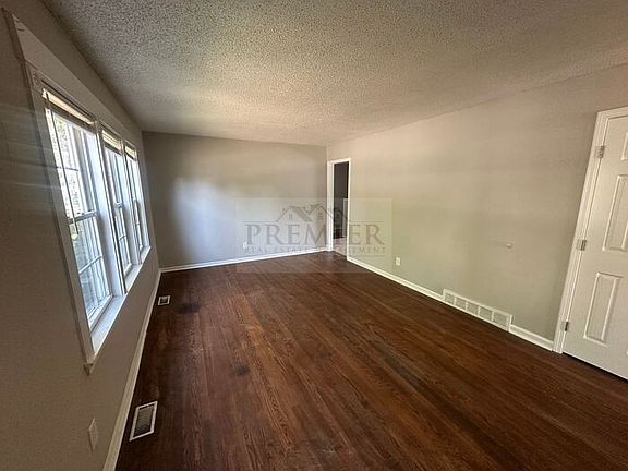 2nd image of 613 N Sunset Dr