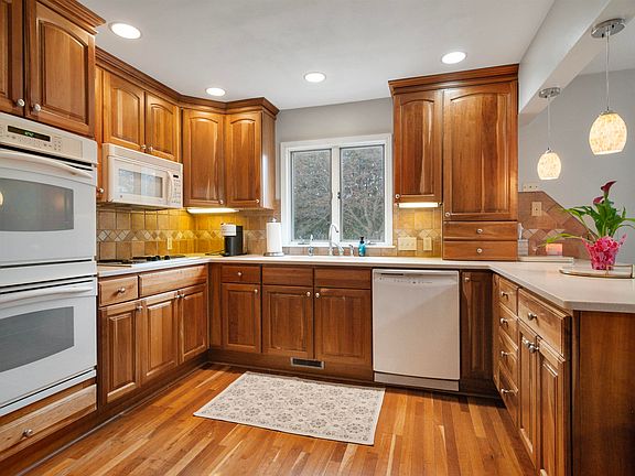 4th image of 715 River St