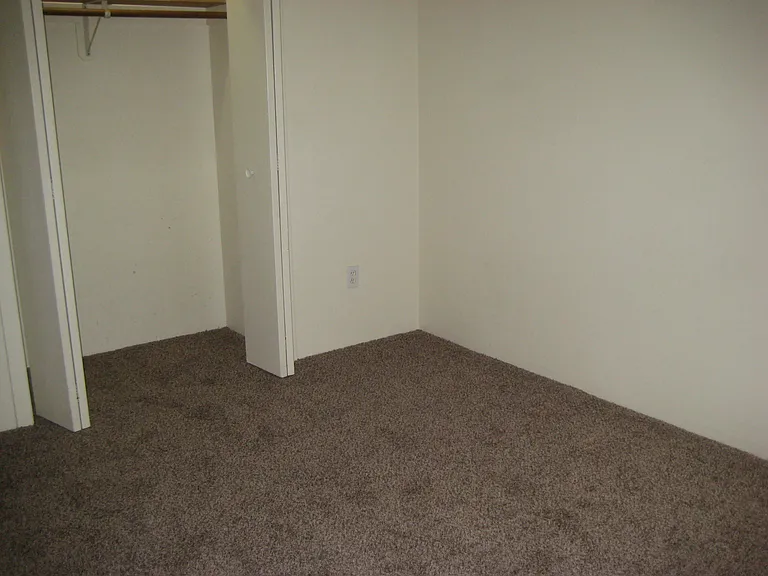 478 Riverside Dr — Photo 6