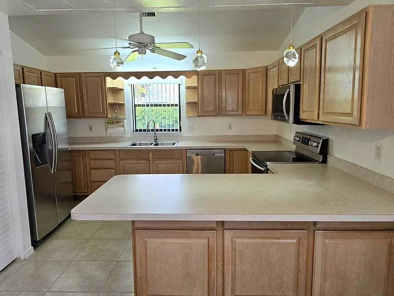 2511 N Orangewood St — Photo 3