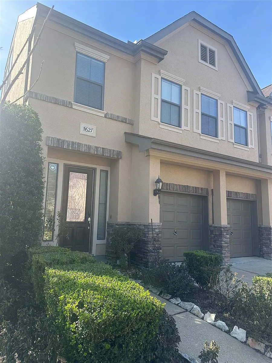 Building Photo - 11627 Royal Oaks Trce #11627
