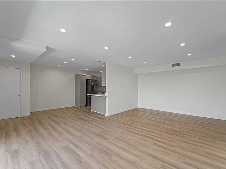 17424 Burbank Blvd #205 — Photo 7
