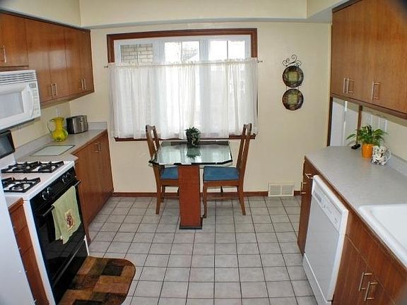 4th image of 223 N 89th St