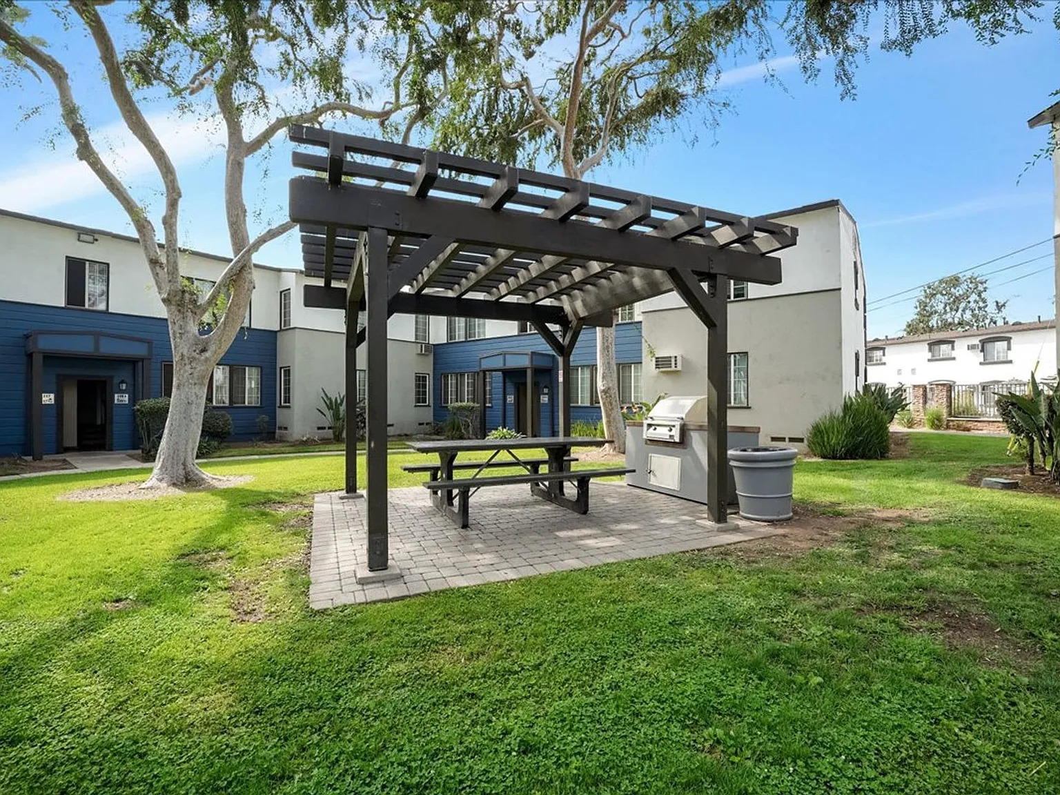 Somerset Apartments — Photo 1