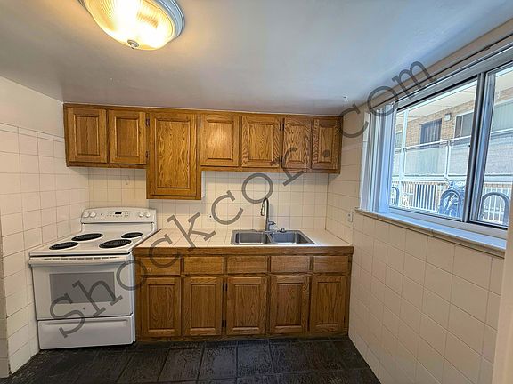 4th image of 2150 N Franklin St #103