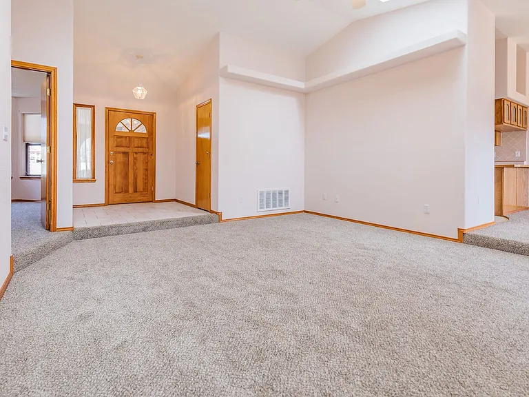 440 Glacier Dr — Photo 4