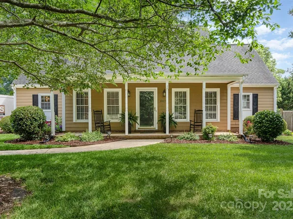 1012 Lightwood Dr, Matthews, NC 28105
