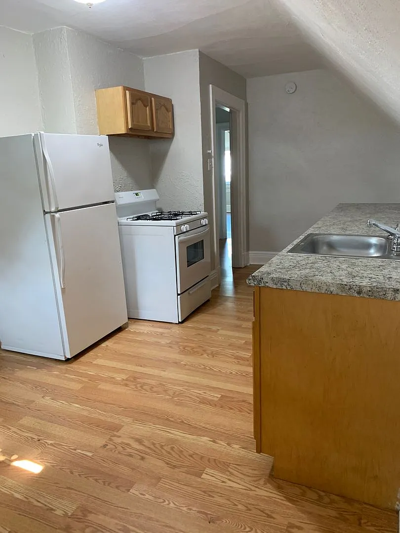 1 Bedroom in Bellevue with Private deck! — Photo 2