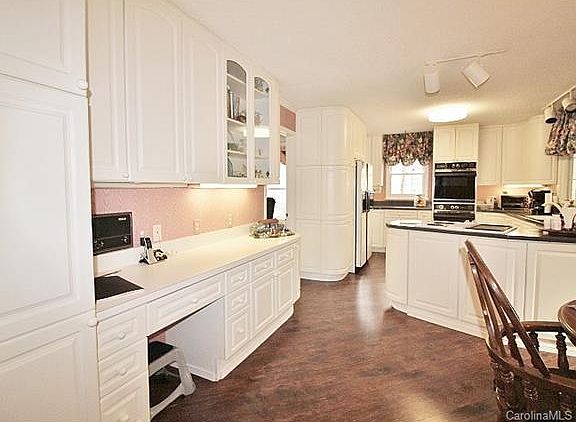 4th image of 8 Thornwood Ct