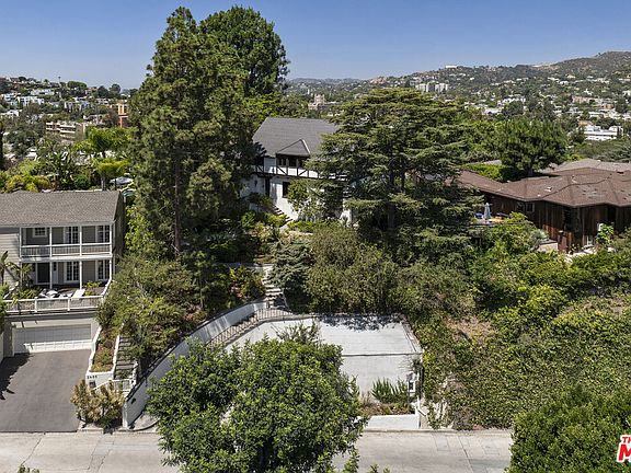 3rd image of 2489 Moreno Dr