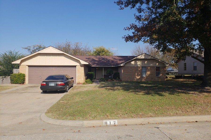1st image of 817 Hardy Springs Cir