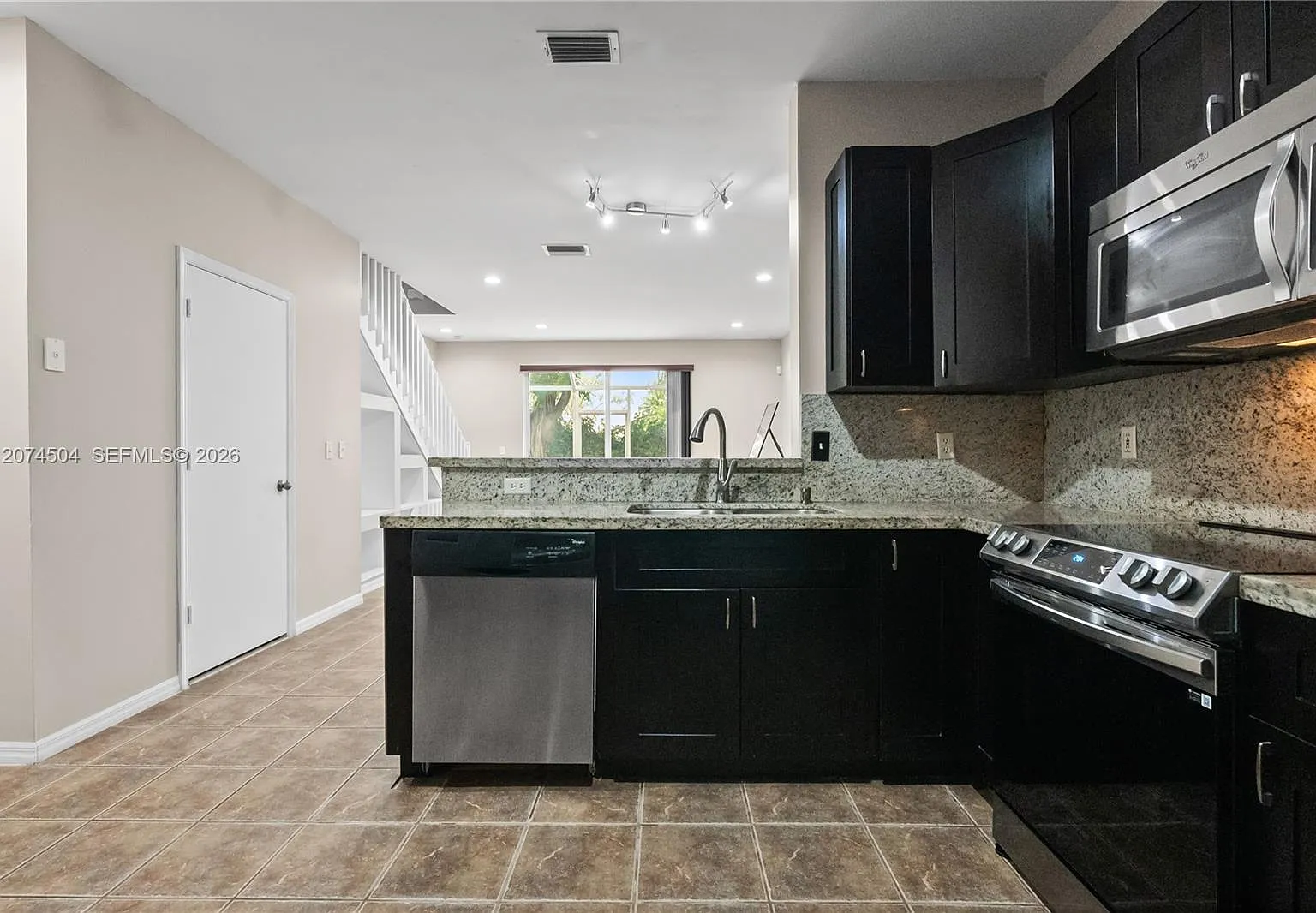 Sectors 3 & 4 Boundary Pl — Photo 2