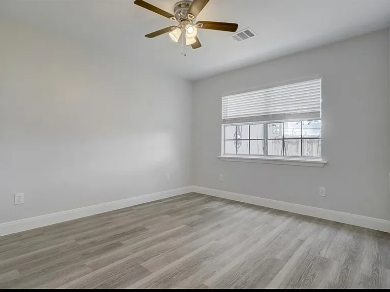 4024 Childress St — Photo 6