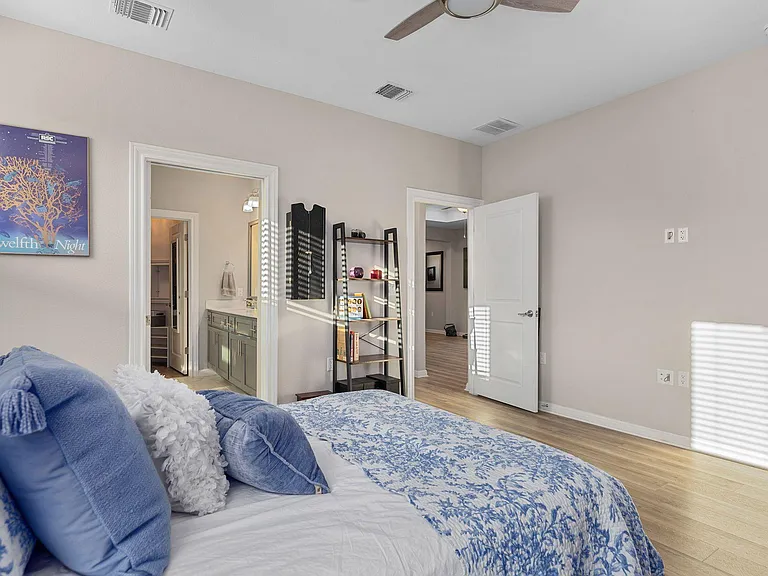101 Bristol Cv — Photo 12