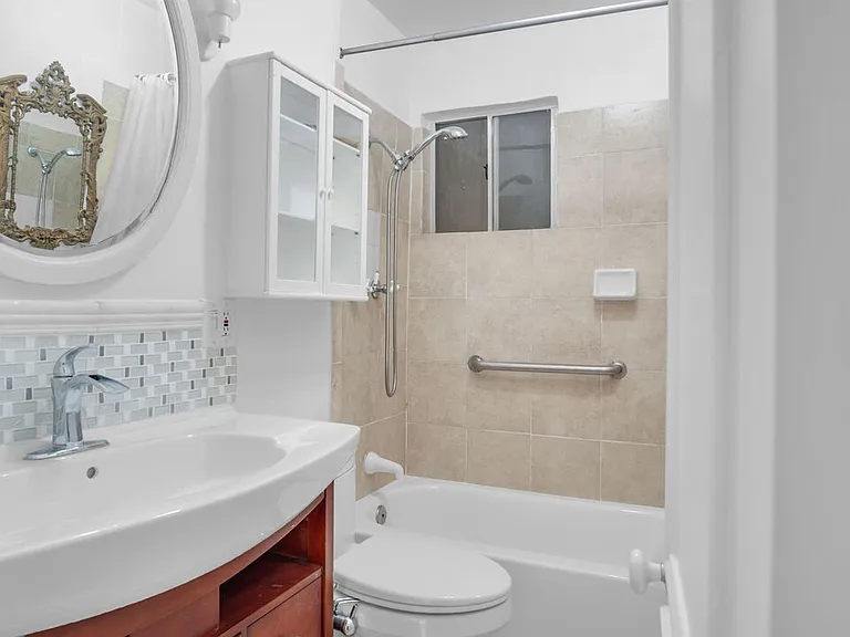 2620 Commodore St — Photo 9