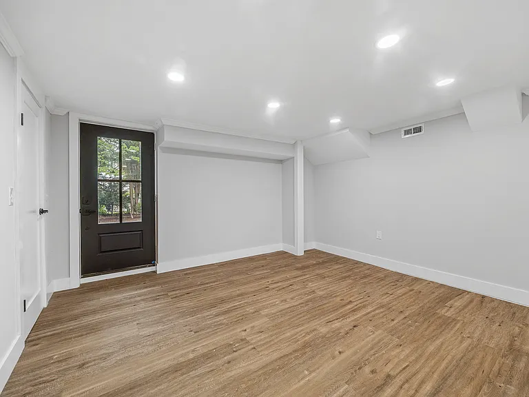 8 Amherst Ave #C — Photo 11