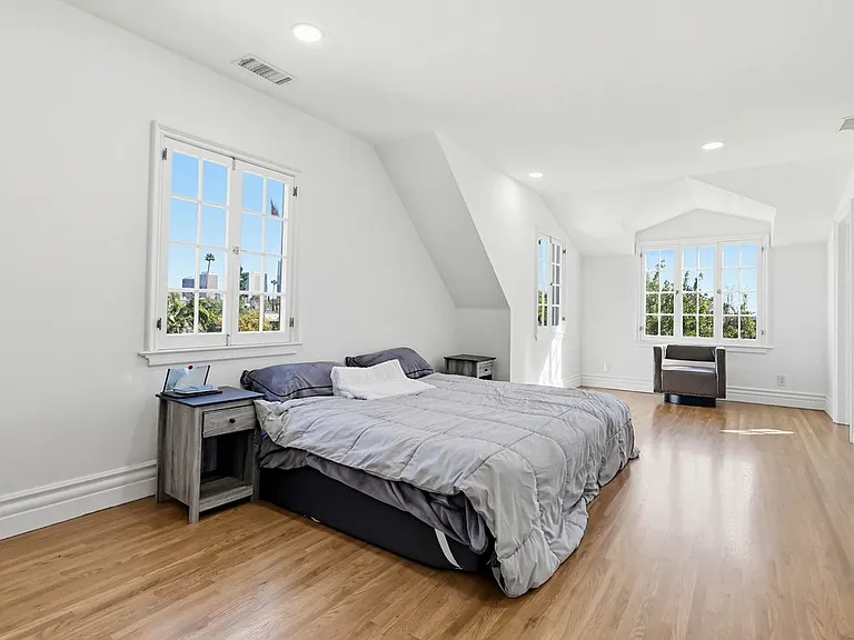 10610 Wellworth Ave — Photo 14