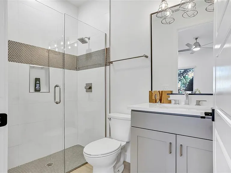 212 E Pineloch Ave — Photo 5