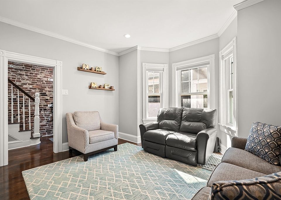 1st image of 372 Silver St #1