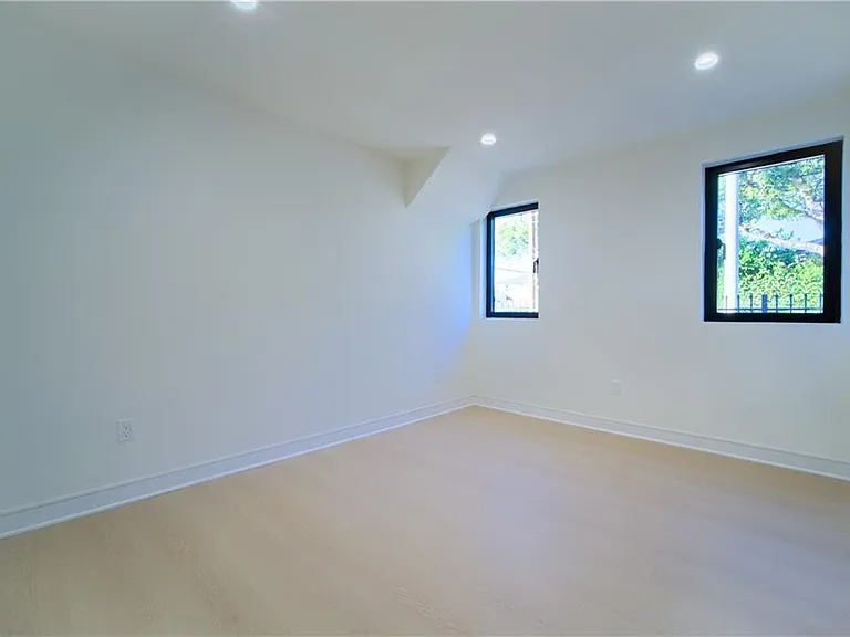 2676 Newell St — Photo 16