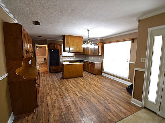 2nd image of 719 Bowie St