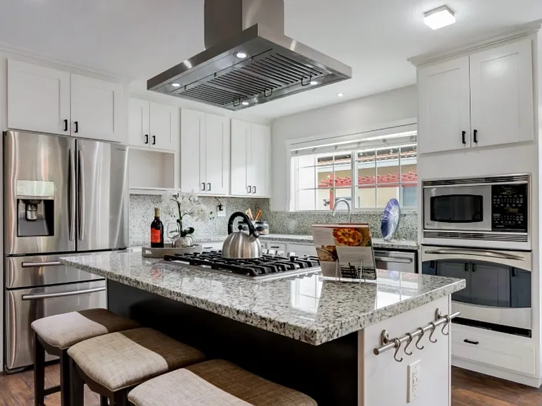 Loupe Ave — Photo 1