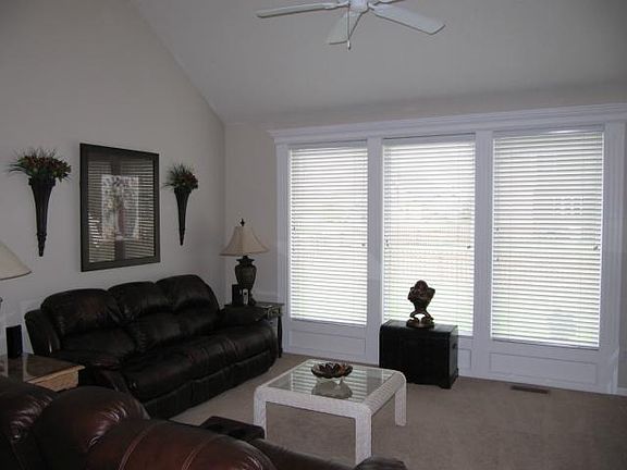 4th image of 212 NE Hidden Meadow Pl