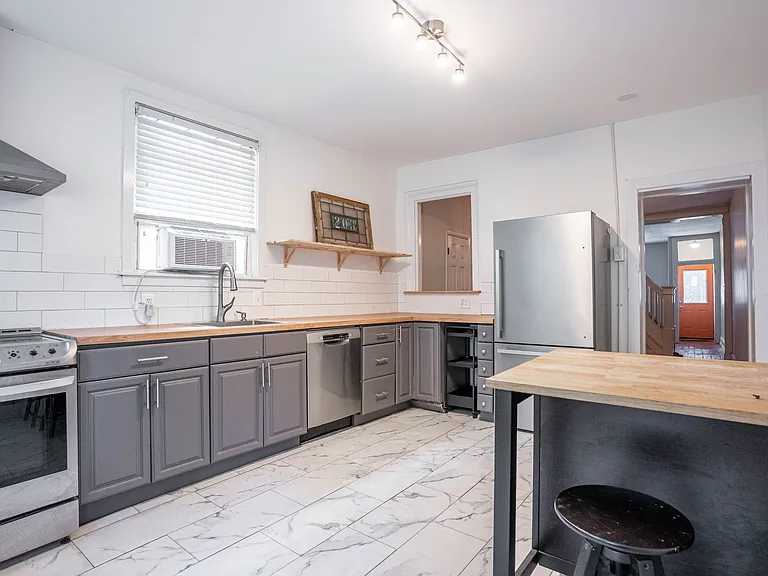 203 Dupont St — Photo 3