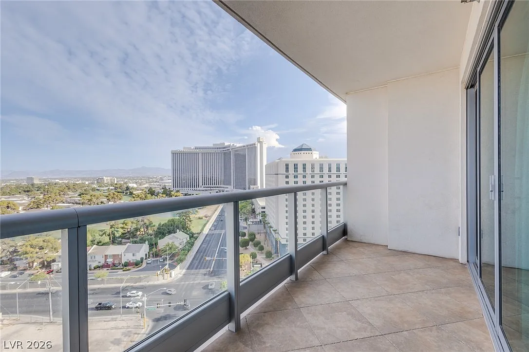 Turnberry Towers — Photo 4