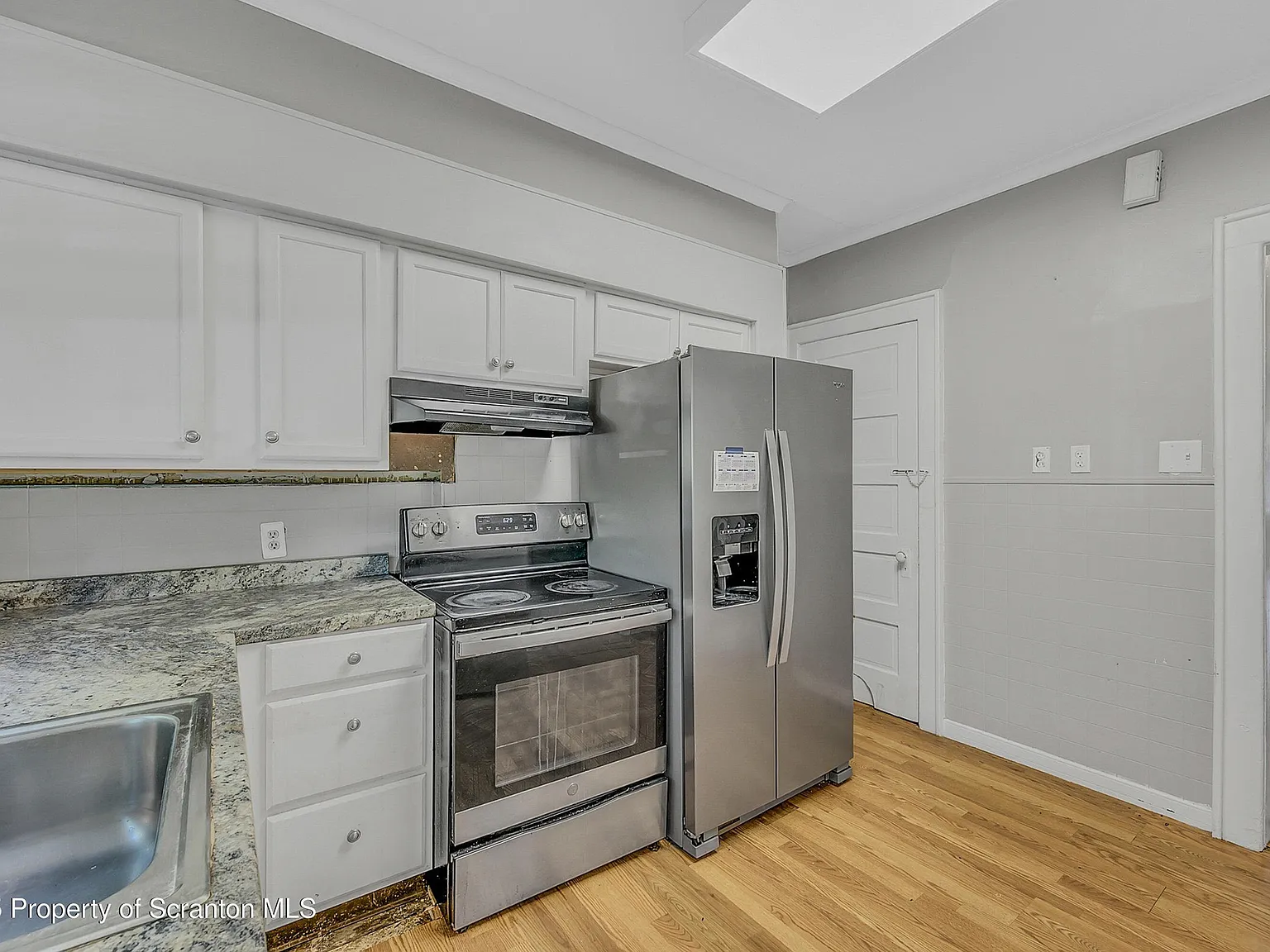 5 bed, 1.5 bath, 1600 sqft, $2,300 — Photo 4