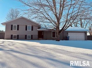 41 Edgewood Ln N, Centralia, IL 62801