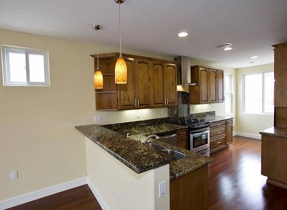 4th image of 814 Queenstown Ct