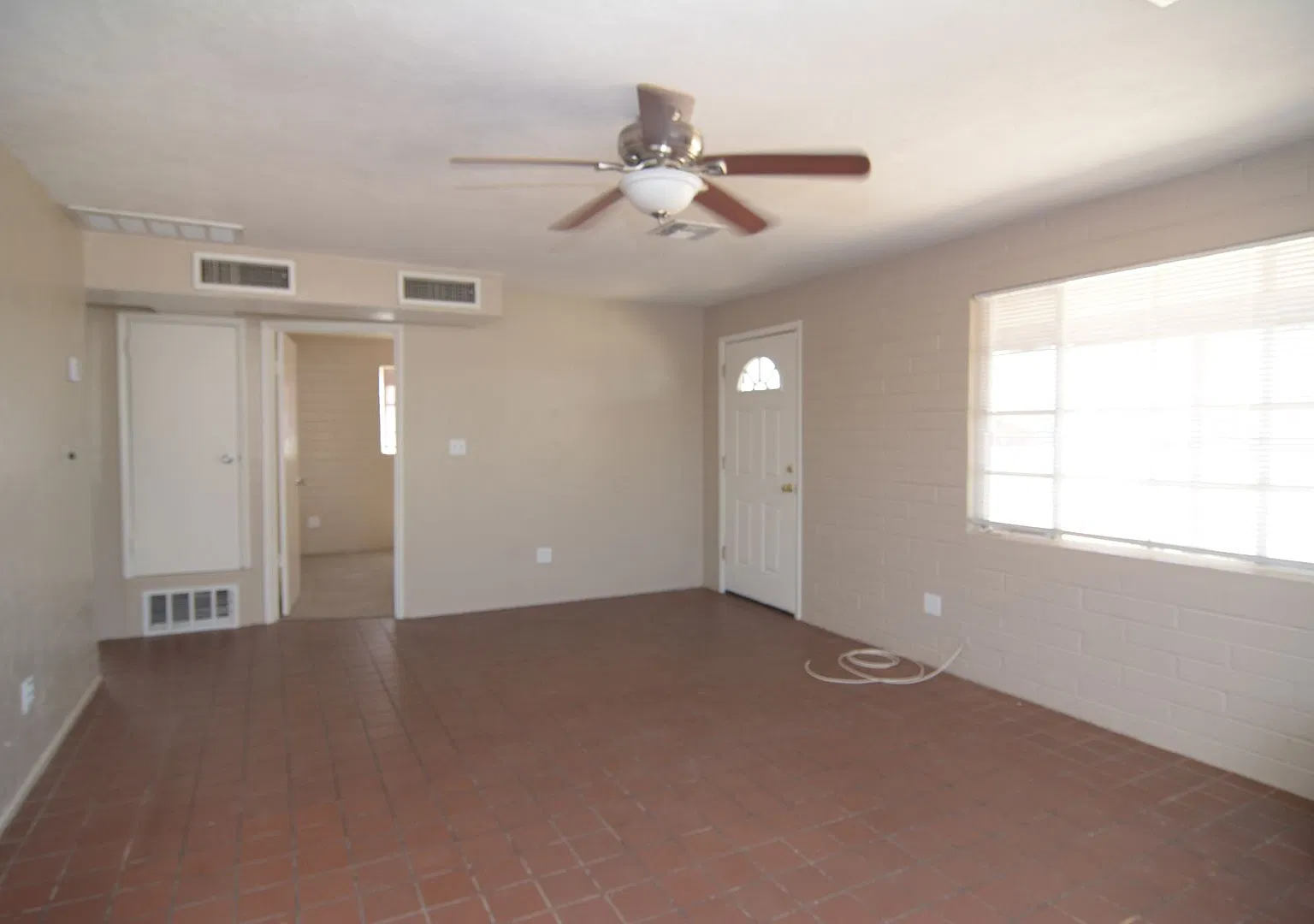 Charming 2 Bedroom 1 Bath home! Close to the Freeway! — Photo 3