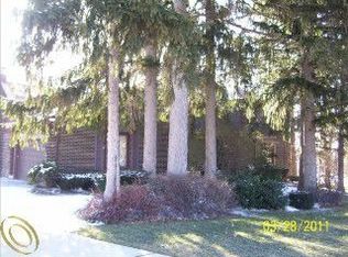 1850 Bromley Ln, Rochester Hills, MI 48306