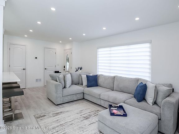 4th image of 5 Wildwood Ln