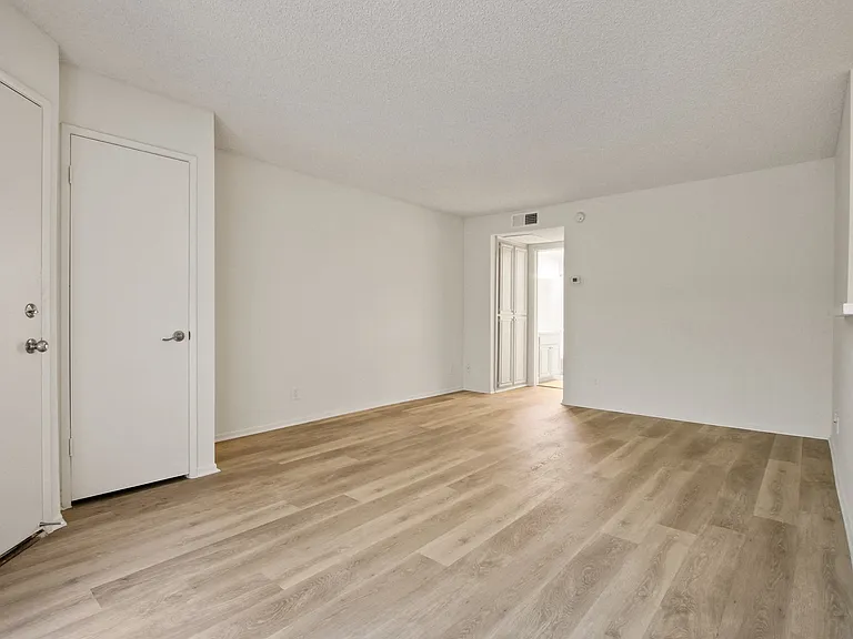 11325 Morrison St — Photo 79