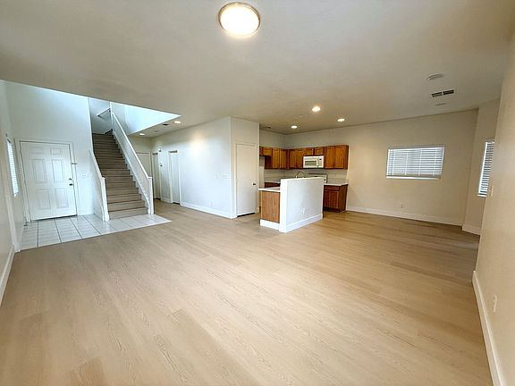 5th image of 6079 Clovelly St