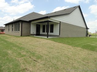 915 E Jacksonville St, Broken Arrow, OK 74012