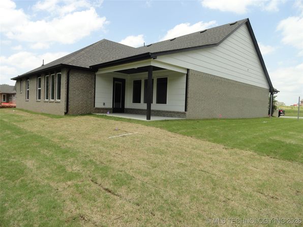 915 E Jacksonville St