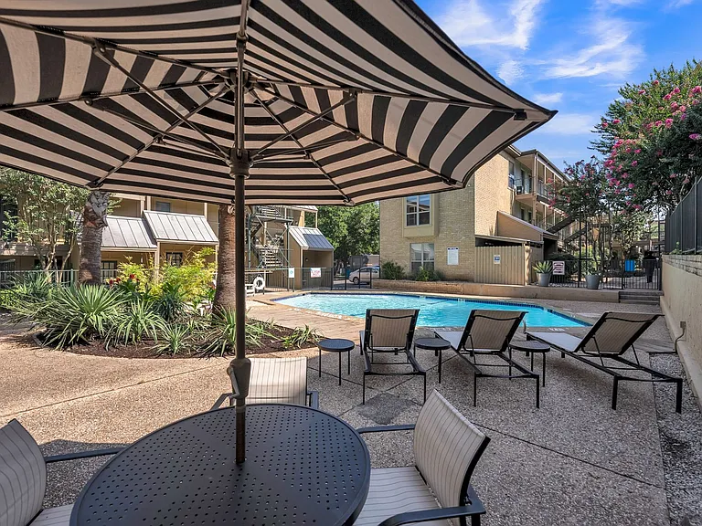 Oak Park Apartments — Photo 47