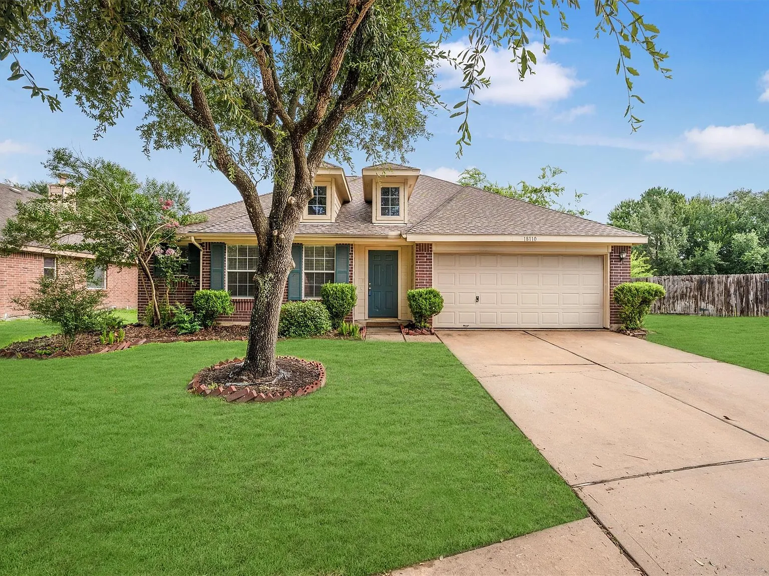 4 bed, 2.0 bath, 2194 sqft, $2,300 — Photo 2